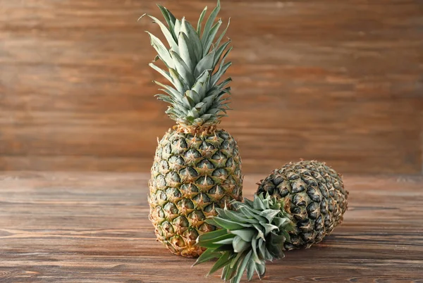 Smaczny ananasy na drewnianym stole — Zdjęcie stockowe