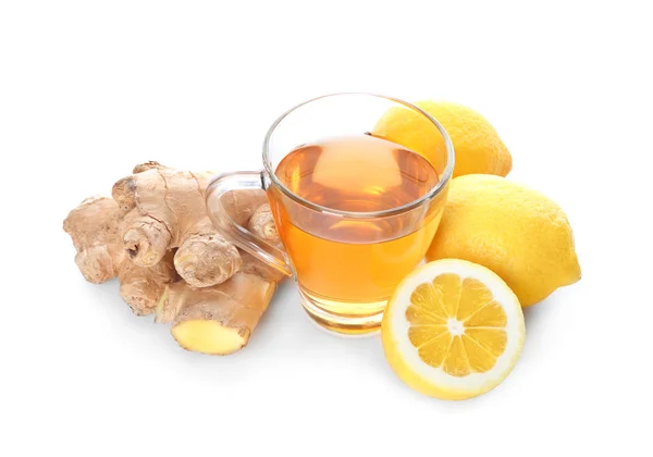 Copa de delicioso té con jengibre y limón sobre fondo blanco — Foto de Stock