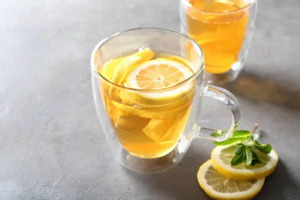 Copo de vidro de chá delicioso com limão na mesa — Fotografia de Stock