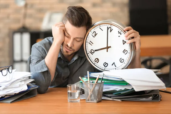 Homem de negócios cansado com relógio no escritório. Conceito de gestão do tempo — Fotografia de Stock