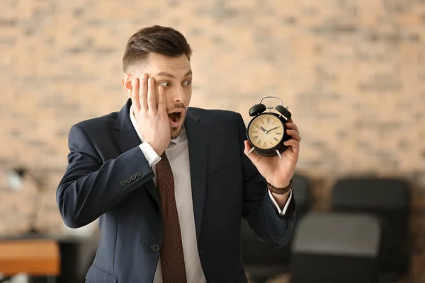 Affärsman med väckarklocka i office. Time management koncept — Stockfoto