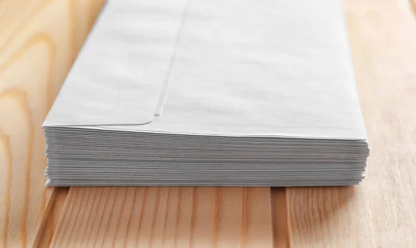 Stack of white envelopes on wooden table. Mail service — Stock Photo, Image