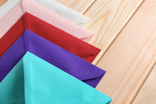 Kleurrijke enveloppen op houten achtergrond. E-mailservice — Stockfoto