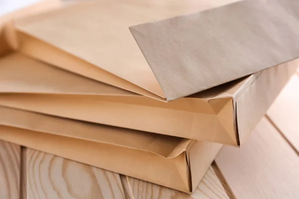 Ahşap masa, closeup kahverengi zarflara. Posta hizmeti — Stok fotoğraf