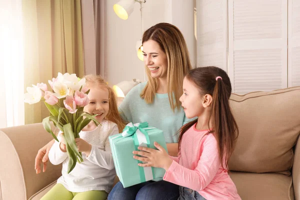 그녀의 귀여운 작은 딸 집에서에서 선물 및 꽃을 받은 어머니 — 스톡 사진