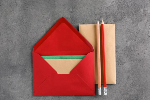 Composição plana com envelopes e lápis sobre fundo cinza. Serviço de correio — Fotografia de Stock