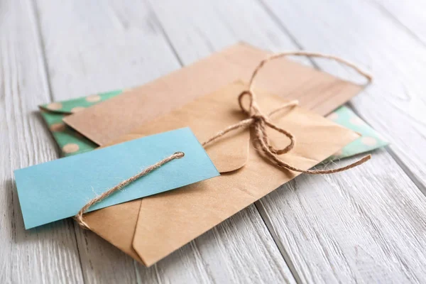 Envelopes em mesa de madeira, close-up. Serviço de correio — Fotografia de Stock