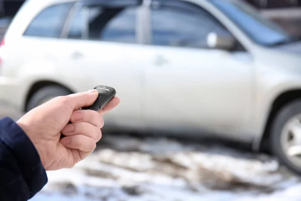 Ung kvinne som bruker bilalarm utendørs – stockfoto