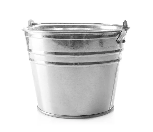 Plechový kbelík pro zahradničení na bílém pozadí — Stock fotografie
