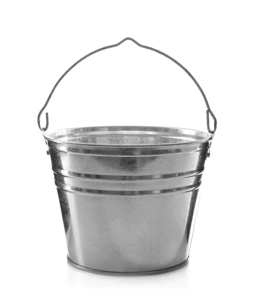 Cubo de metal para jardinería sobre fondo blanco —  Fotos de Stock