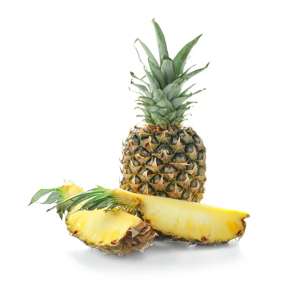 Cięte i całych ananasów na białym tle — Zdjęcie stockowe