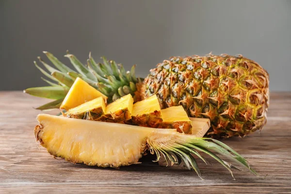 Composición con deliciosa piña en rodajas sobre mesa de madera —  Fotos de Stock