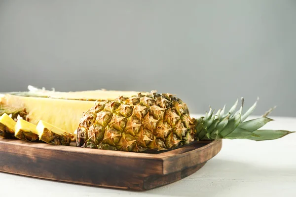 Delicious Plasterki Ananas na biały stół — Zdjęcie stockowe