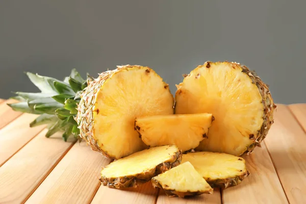 Composition with delicious sliced pineapple on wooden table — Stock Photo, Image