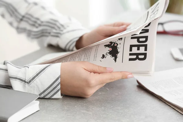 Mulher lendo jornal da manhã dentro de casa — Fotografia de Stock