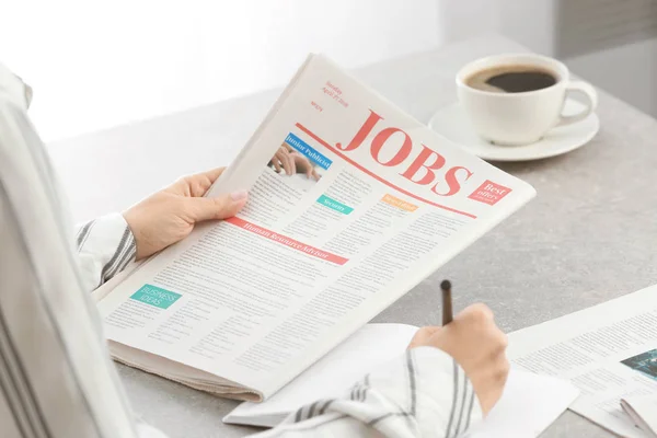 Donna che legge il giornale del mattino in casa — Foto Stock