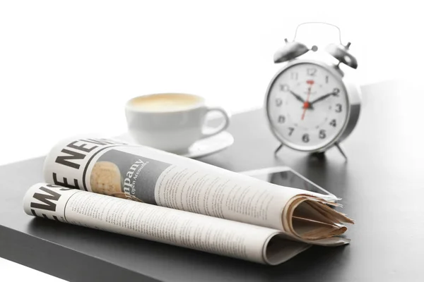 Πρωινές ημερήσιες πολιτικές εφημερίδες, φλιτζάνι ζεστό καφέ και ξυπνητήρι στο γκρίζο πίνακα — Φωτογραφία Αρχείου
