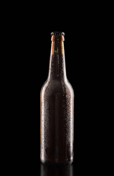 Bottiglia di birra su sfondo scuro — Foto Stock