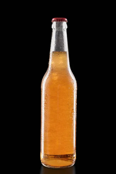 Botella de cerveza sobre fondo oscuro — Foto de Stock