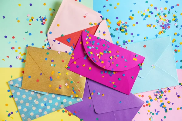 Mail enveloppen met confetti op kleur achtergrond — Stockfoto