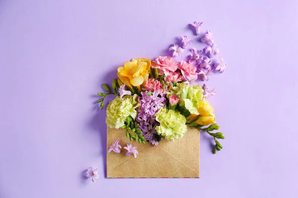 Renk arka plan üzerinde çiçekler olan açık posta zarf — Stok fotoğraf