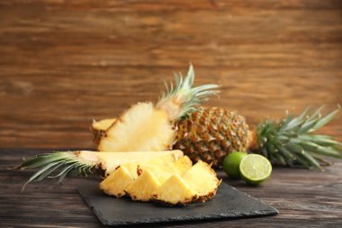 Ahşap masa üzerinde olgunlaşmış taze ananas ile kompozisyon