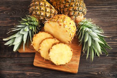 Ahşap masa üzerinde olgunlaşmış taze ananas ile kompozisyon