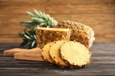 Taze ananas ahşap masanın üzerine dilimlenmiş