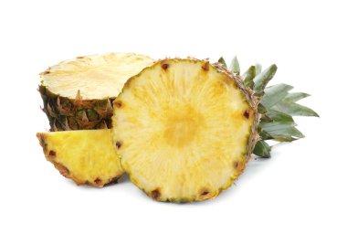 Beyaz arka plan üzerinde olgunlaşmış taze ananas
