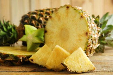 Taze ananas masada, closeup dilimlenmiş