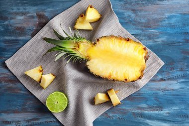 Ahşap masa üzerinde olgunlaşmış taze ananas ile kompozisyon