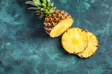 Tablo üzerinde olgunlaşmış taze ananas