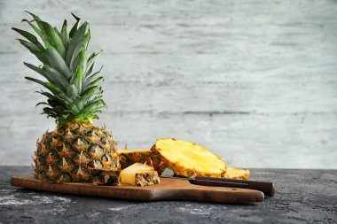 Tablo üzerinde olgunlaşmış taze ananas ile kompozisyon