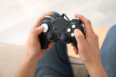 Evde Video Oyunları Oynayan Genç Adam