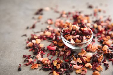 Gri arka plan, closeup kuru meyve çay ve cam kase