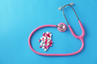 Stetoskop ile hapları renk arka plan üzerinde. Sağlık kavramı