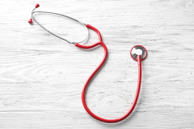 Stetoskop ahşap arka plan üzerinde. Sağlık kavramı