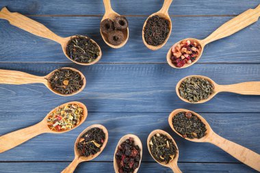 Düz ahşap zemin üzerine kaşık çay farklı türde, lay