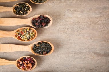 Çay kaşık ışık arka plan üzerinde farklı türde, düz yatıyordu