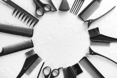 Profesyonel berber aletleri beyaz dokulu arka plan üzerinde çerçeve yapılmış
