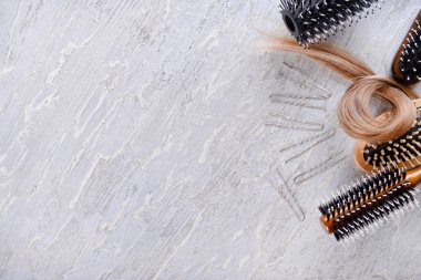 Farklı fırçalar ve açık renkli saç teli