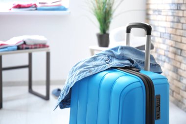 Oda dolu bavul ve denim ceket