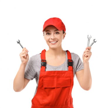 Kadın araba tamircisi araçları beyaz arka plan üzerinde