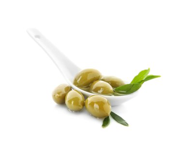 Kaşık beyaz zemin üzerine konserve zeytin ile