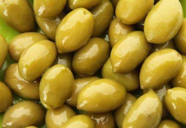 Beyaz arka planda, closeup konserve zeytin ile kase