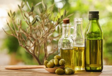 Şişe zeytinyağı arka plan bulanık karşı masada ile