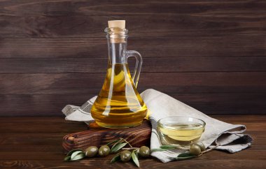 Ahşap zemin üzerine zeytin yağı ile sürahi