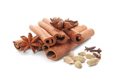 Tarçın sopa, kakule, anason ve beyaz arka plan üzerinde kuru karanfil