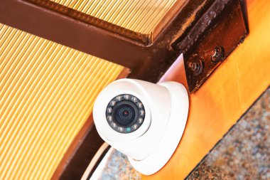 Açık havada binanın duvarına yüklü Modern Cctv kamera