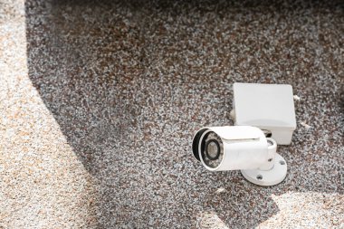 Açık havada binanın duvarına yüklü Modern Cctv kamera